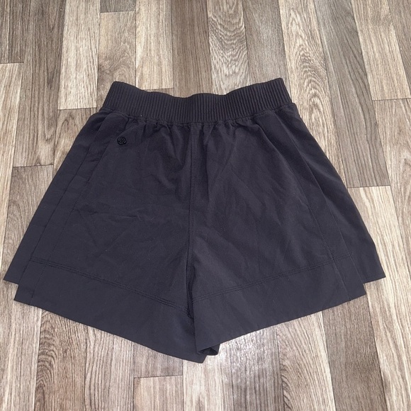 Lululemon Stretch Woven Relaxed-Fit High-Rise Short 4" - Picture 2 of 4